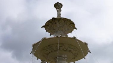 Heykeller ve su özellikleriyle süslü bir çeşme