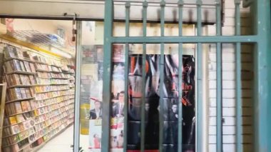 DVD mağazası koridorunda bir yürüyüş