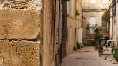 İnsanlar ve bitkilerle dolu dar bir sokak.