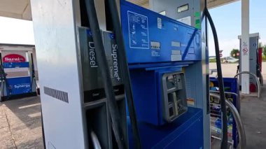 Piedmont 'taki benzin istasyonunda yakıt ikmali yapan adam.