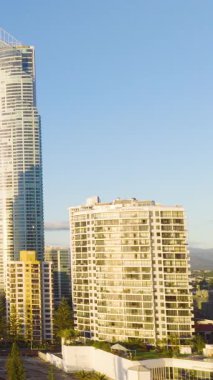 Havadan çekilen görüntülerde Altın Sahil gökdelenleri altın gün batımı ışıkları, şehir mimarisi ve kıyı güzelliği sergileniyor.