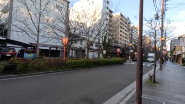 Bir şehir caddesinde bisikletçiler ve yayalar