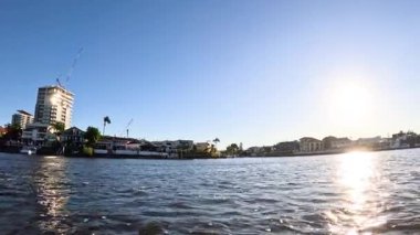 Şehir silueti olan manzaralı nehir manzarası