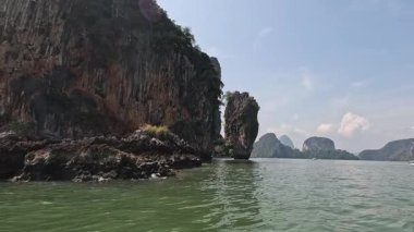 Turkuaz sularda kayalıklara tırmanarak tekne gezisi.