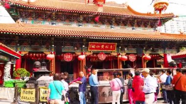 Kalabalık Hong Kong tapınağının girişinde toplanıyor.