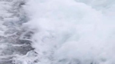 Dinamik okyanus dalgaları kayalık kıyılara çarpar, Avustralya 'nın Büyük Okyanus Yolu boyunca doğal ışık altında deniz yosunu ve köpük sergiler.