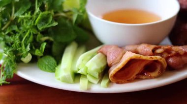 Vietnam yemeğinin tadını çıkarıyorum.