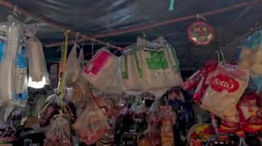 Çeşitli asılı ürünlerle renkli pazar tezgahı