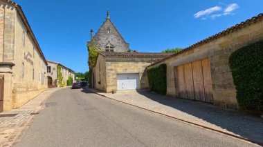 Tarihi bir Fransız caddesinde güneşli bir gün