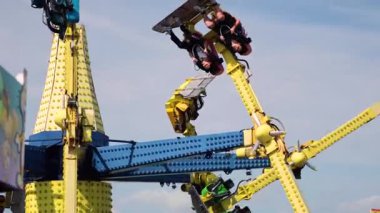 İnsanlar lunapark gezintisinin tadını çıkarıyorlar.