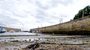 Kayalık bir sahilde su seviyesi yükseliyor.