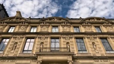 Louvre Müzesi girişinde yürüyen insanlar