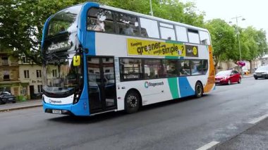 Oxford, İngiltere 'ye giden otobüs, yeşil enerjiyi teşvik ediyor.