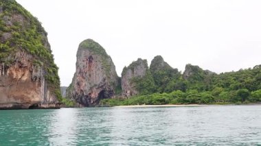 Kireçtaşı kayalıkları ve deniz kenarındaki yemyeşil