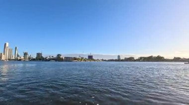 Şehir manzaralı bir nehir gezisi.