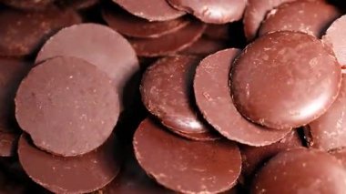 Çikolata diskleri taşınırken yakın çekim görüntüsü