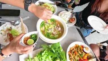 Champasak, Laos 'ta canlı bir yemek. Geleneksel yemekleri taze malzemelerle sergiliyoruz. Toplu yemek ve kültürel zenginliği yakalar.