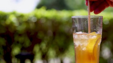 Açık hava güneşli ortamda el yapımı buzlu portakal kokteyli.