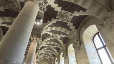 Ziyaretçiler heykellere ve mimariye hayranlar