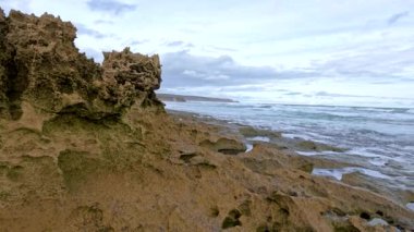 Mornington Yarımadası 'ndaki kayalara vuran okyanus dalgaları