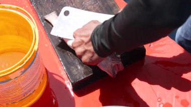 Teknede balık temizleme ve doğrama