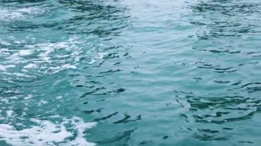 Yumuşak dalgalar Krabi 'nin denizinde dalgalanır