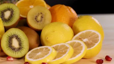 Çeşitli taze meyvelerden oluşan canlı bir karışım.