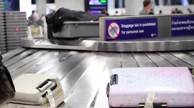 Bavullar bagaj atlıkarıncasında taşınıyor.