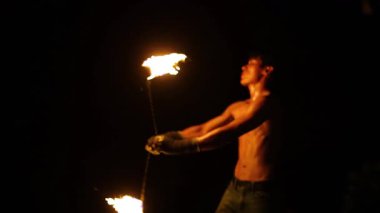 Sahnede Krabi, Tayland 'da ateş becerileri sergileniyor