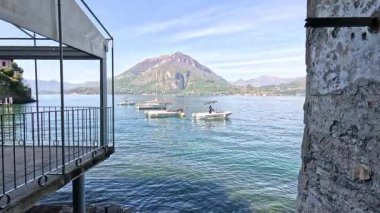 Como Gölü 'nde dağ zeminli yelkenliler.