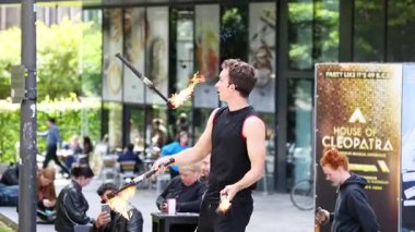 Dışarıda meşalelerle hokkabazlık yapan bir sanatçı.