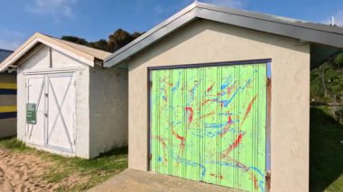 Kumlu patika boyunca canlı plaj kutuları