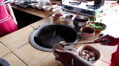 Erişteyi et ve et suyuyla hazırlıyorum.