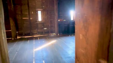 Güneş ışığı ahşap ev pencerelerinden süzülüyor