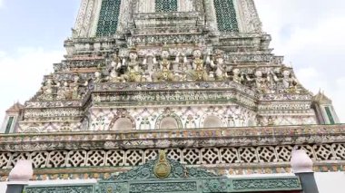 Wat Arun 'un Bangkok' taki süslü pagodasının detaylı bir görüntüsü aydınlık gün ışığında karmaşık mimarisini gözler önüne seriyor.