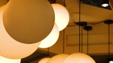 Sıcak bir ortamda sıcak küresel lambaları yakar