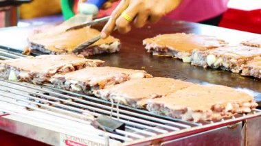 Rama 9 Park pazarında hindistan cevizli krep pişiriyorum.