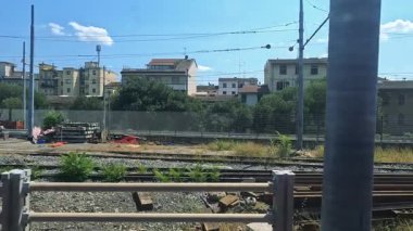 Napoli 'de kentsel peyzaj ve demiryolu geçidi