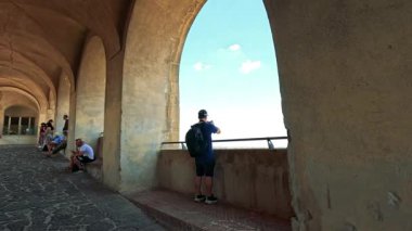 İnsanlar bir gözcünün manzarasına hayran.