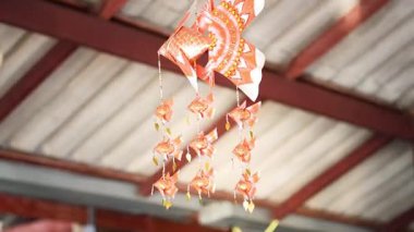 Çatı altında sallanan balık şekilli mobil