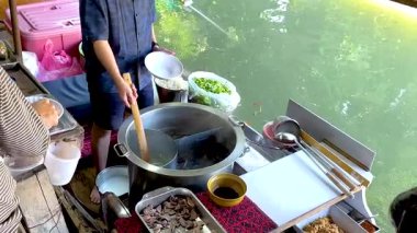 Satıcı Khlong Lat Mayom 'da erişte hazırlıyor.