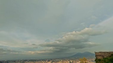 Vezüv Dağı ile Napoli 'nin panoramik görüntüsü