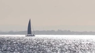 Titreyen bir okyanusta yelken açan bir yelkenli