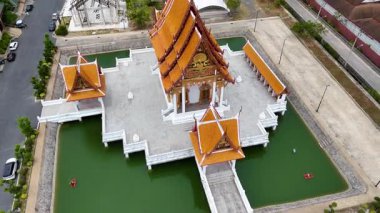 İnsansız hava aracı görüntüleri Phuket 'teki dingin bir Budist tapınağını yakalıyor. Karmaşık mimarisini ve etrafındaki manzarayı yukarıdan gösteriyor.