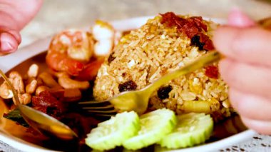 Lezzetli karides, taze malzemeli pilav.