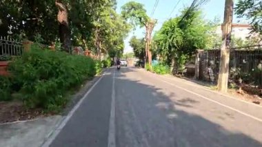 Bir aracın banliyö yoluna bakış açısı