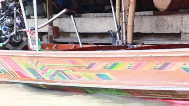 Renkli tekneler Bangkok 'un yüzen pazarında geziniyor