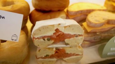 Çeşitli sandviç ve salatalar sergileniyor.