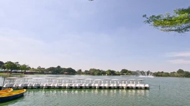 İnsanlar göl kenarında boş vakitlerin tadını çıkarıyorlar.