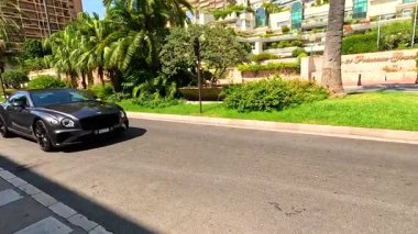 Siyah lüks bir araba Monte Carlo 'dan geçiyor.